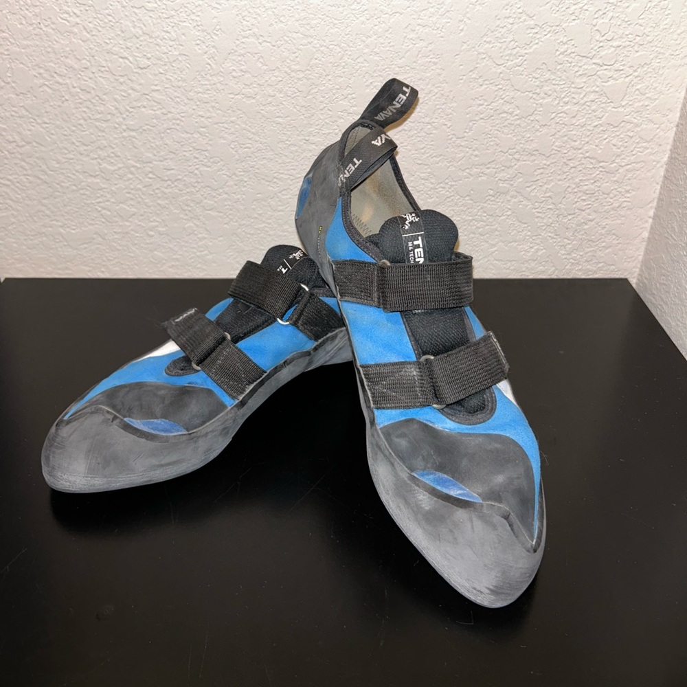 Tenaya Like-New Blue Climbing Shoes